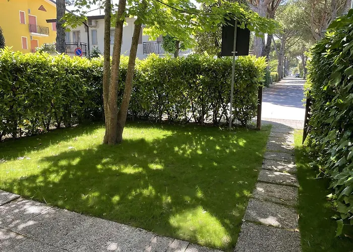 דירה Flat In A With Private Garden *